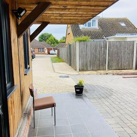 Small Converted Garage Room Holland On Sea Exterior photo